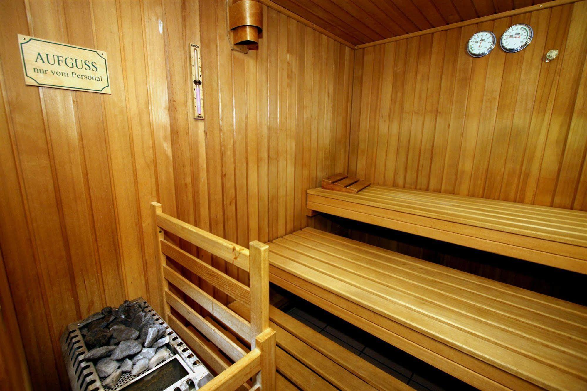 Hotel Company Cölbe Екстериор снимка